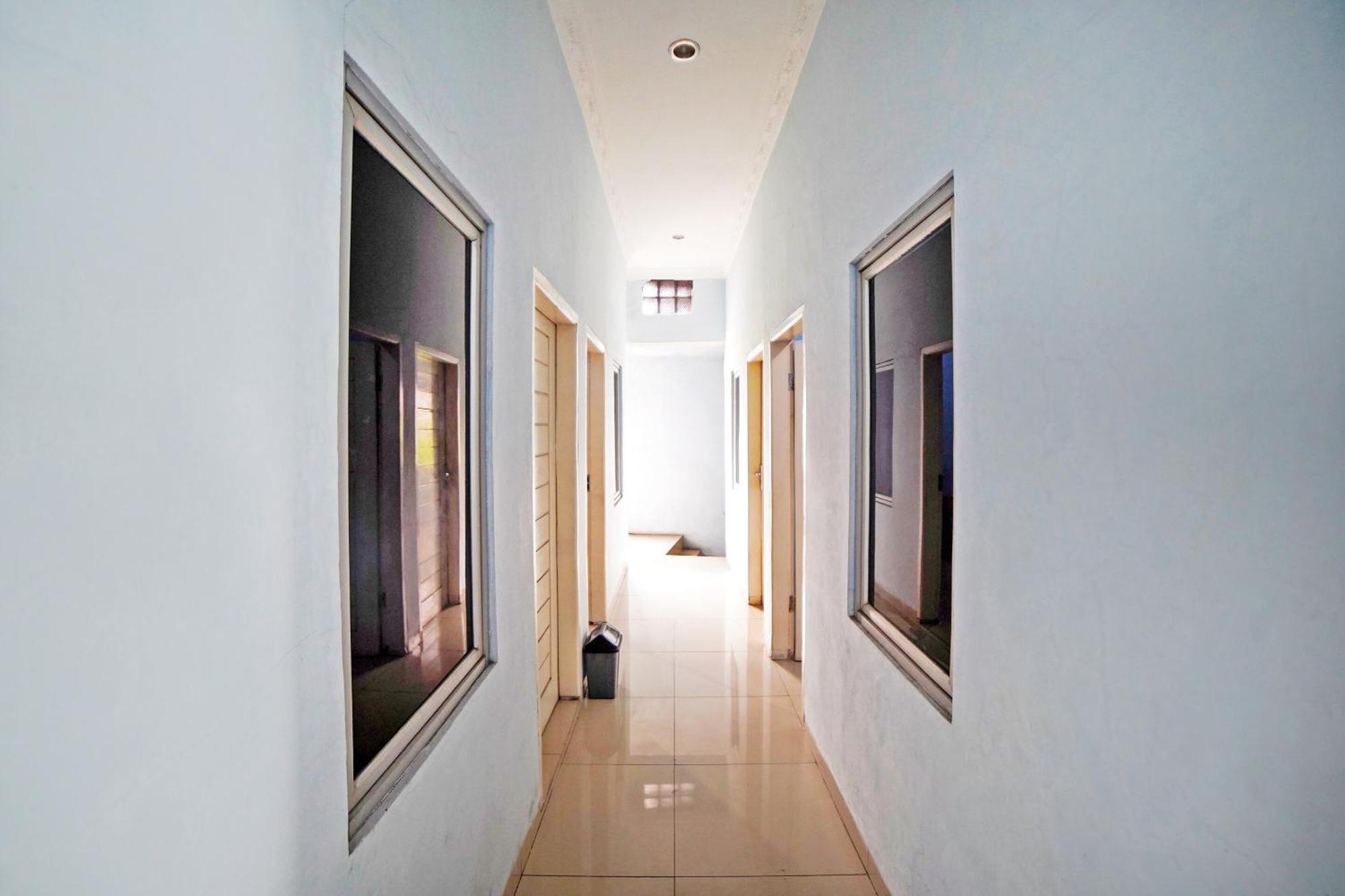 Oyo 90922 Gurusinga Guesthouse Медан Екстер'єр фото